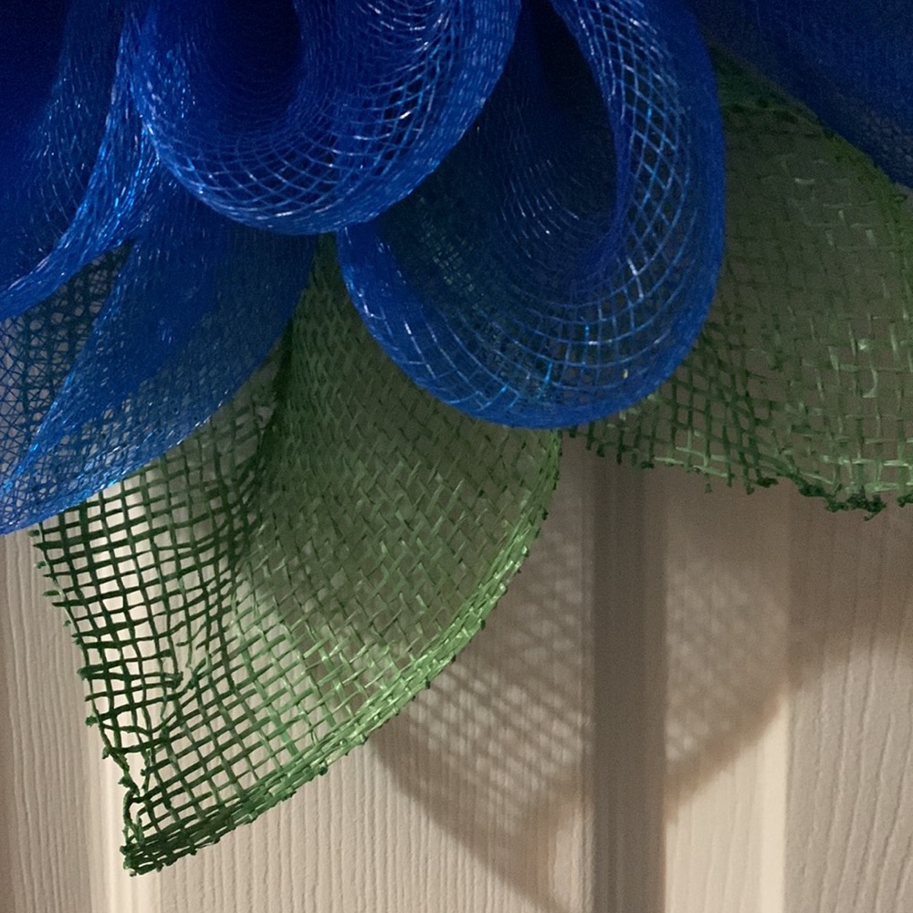 A beautiful blue mesh winter flower wreath. - Picture 5 of 7